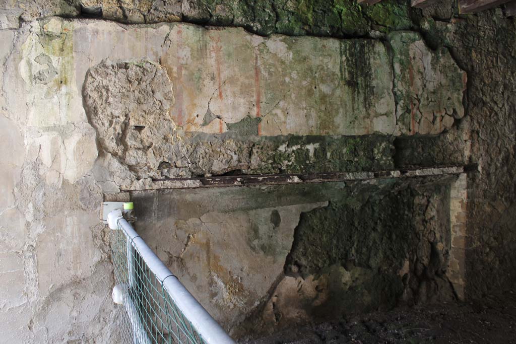 V.20 Herculaneum, March 2014. Looking towards east wall of rear room, with bed recess.
Foto Annette Haug, ERC Grant 681269 DÉCOR.